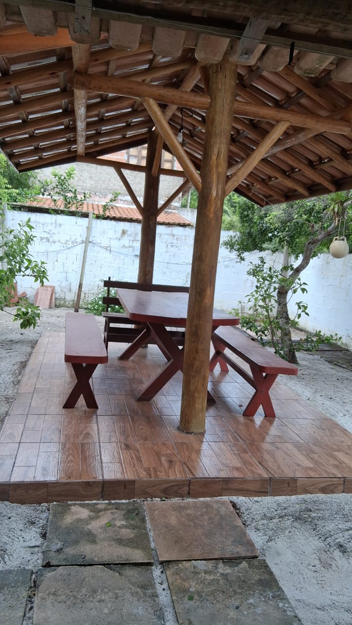 Área externa coberta com mesa de madeira