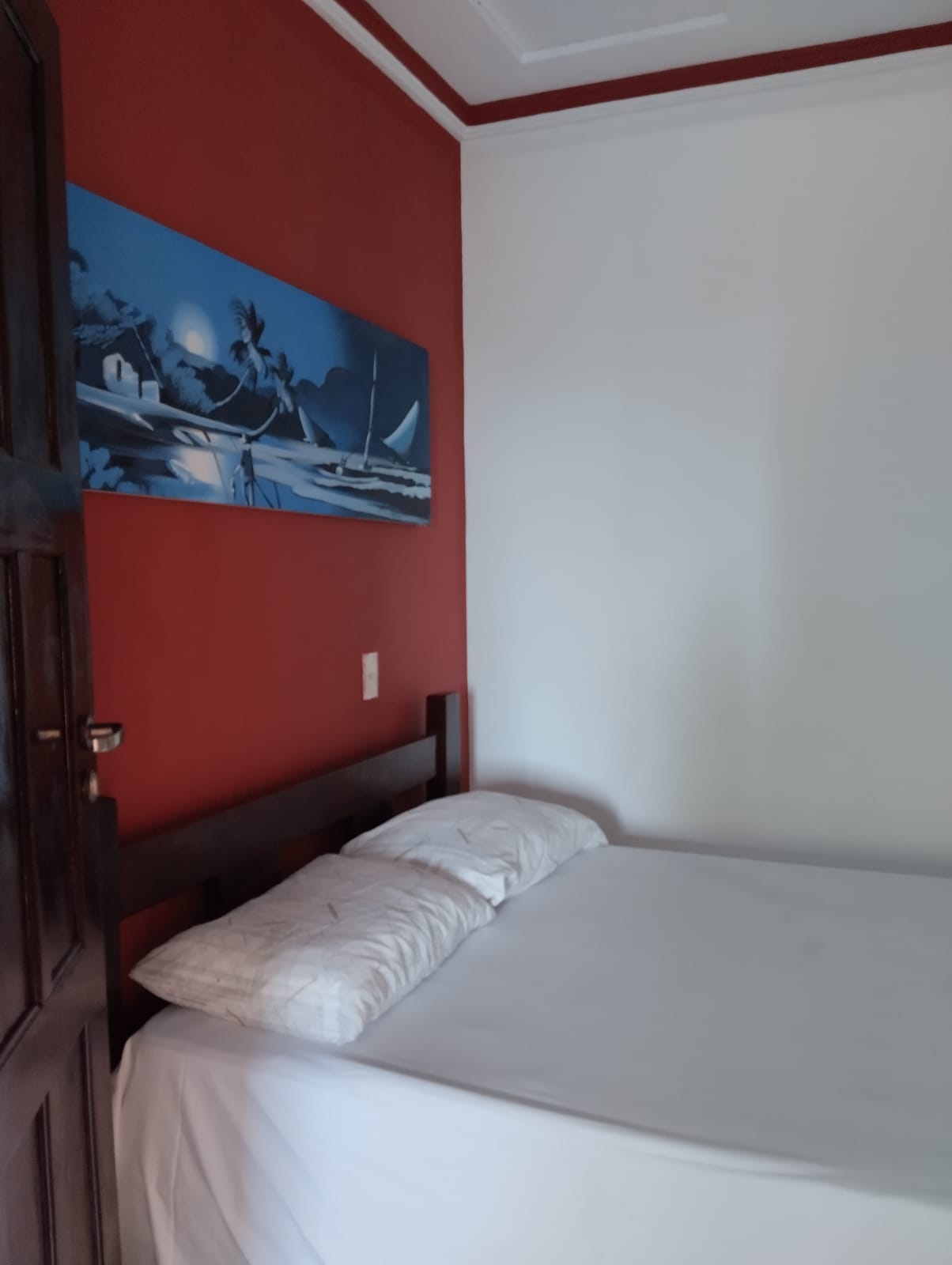 Suíte aconchegante com quadro decorativo