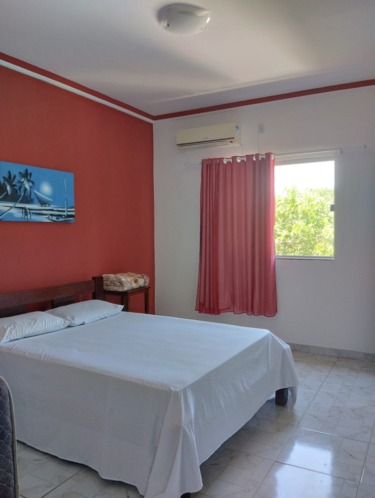 Suíte com cama de casal e ar-condicionado
