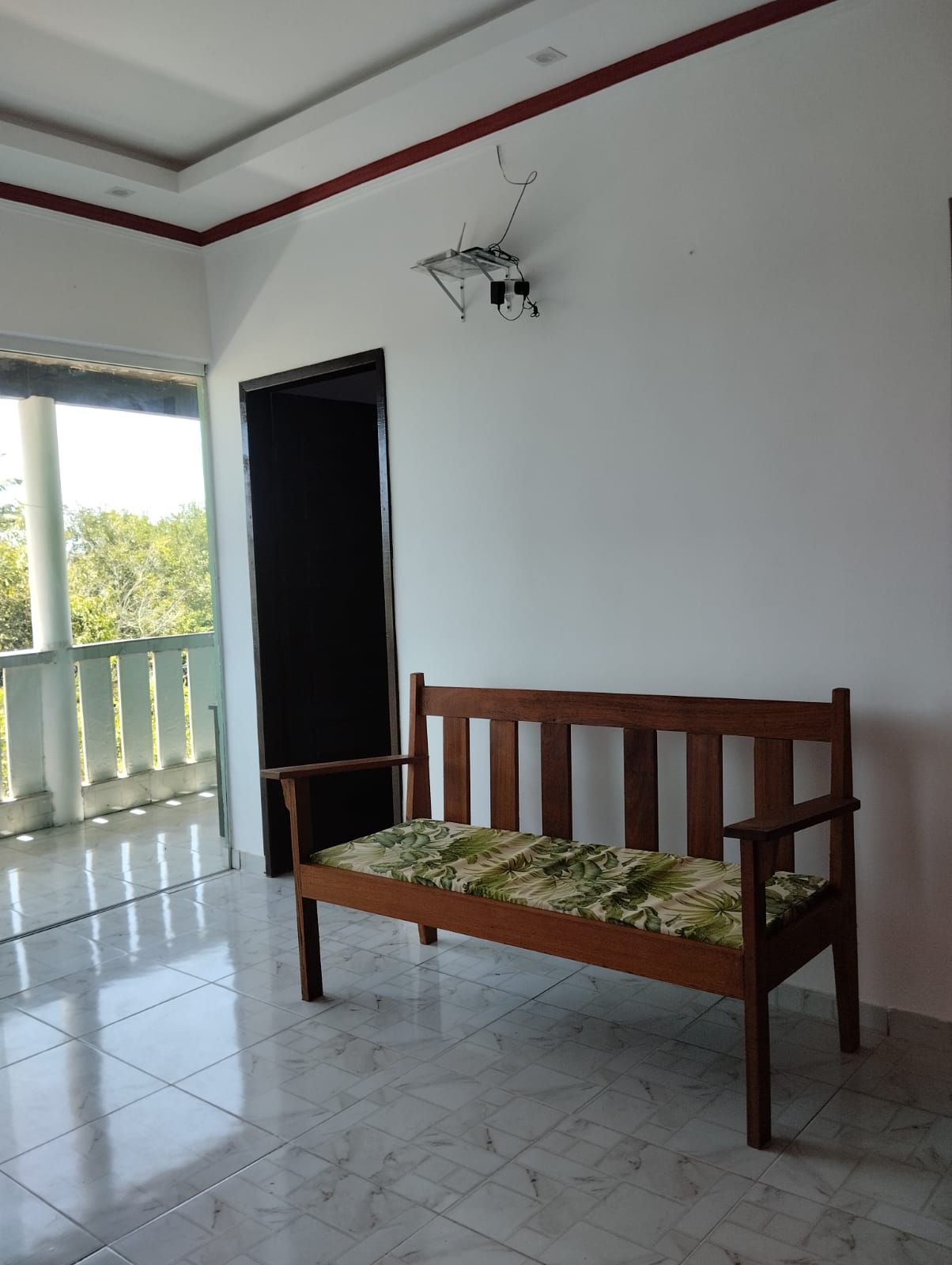 Sala do pavimento superior com varanda