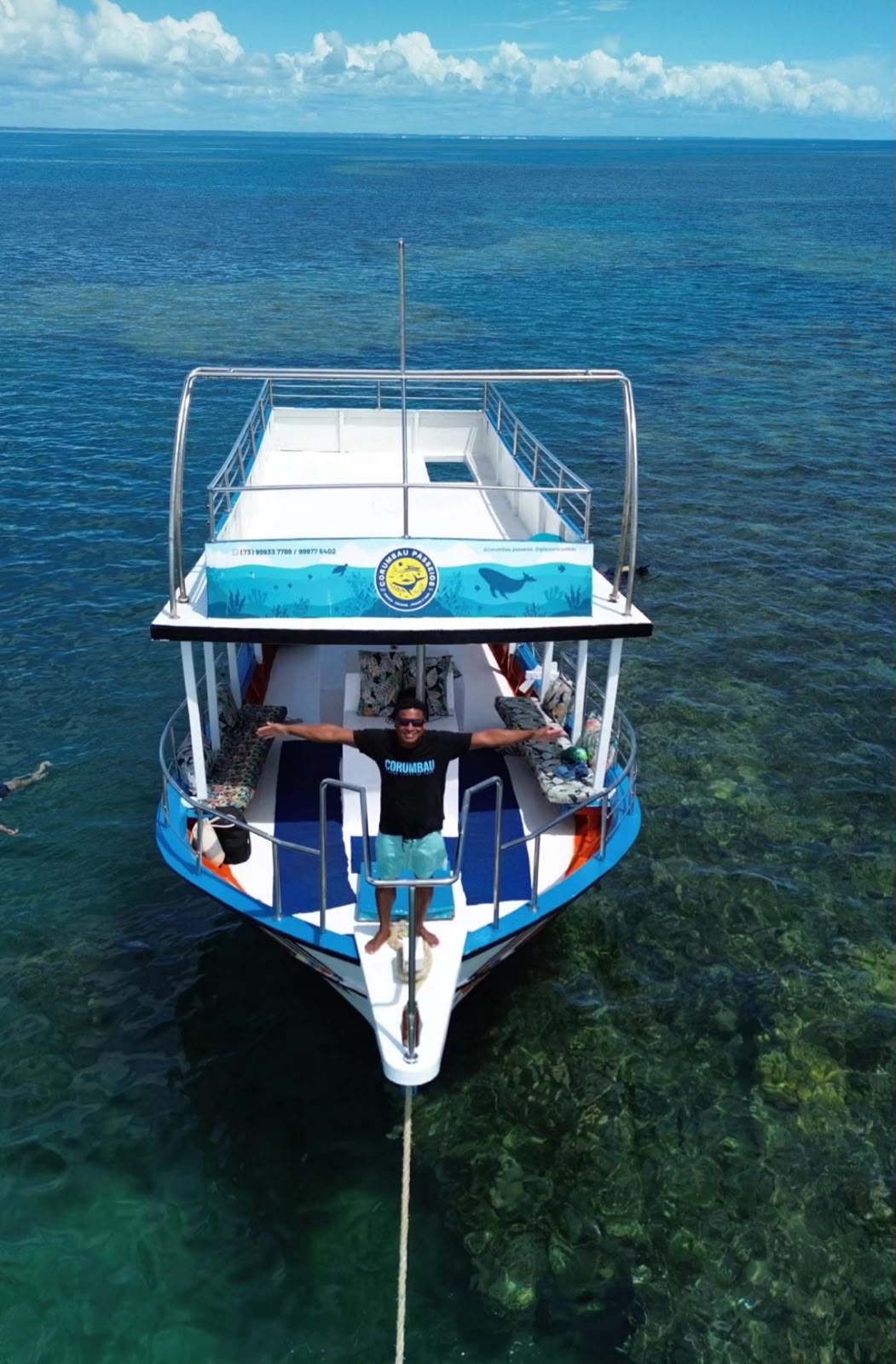 Vista frontal da embarcação em águas cristalinas de Corumbau
