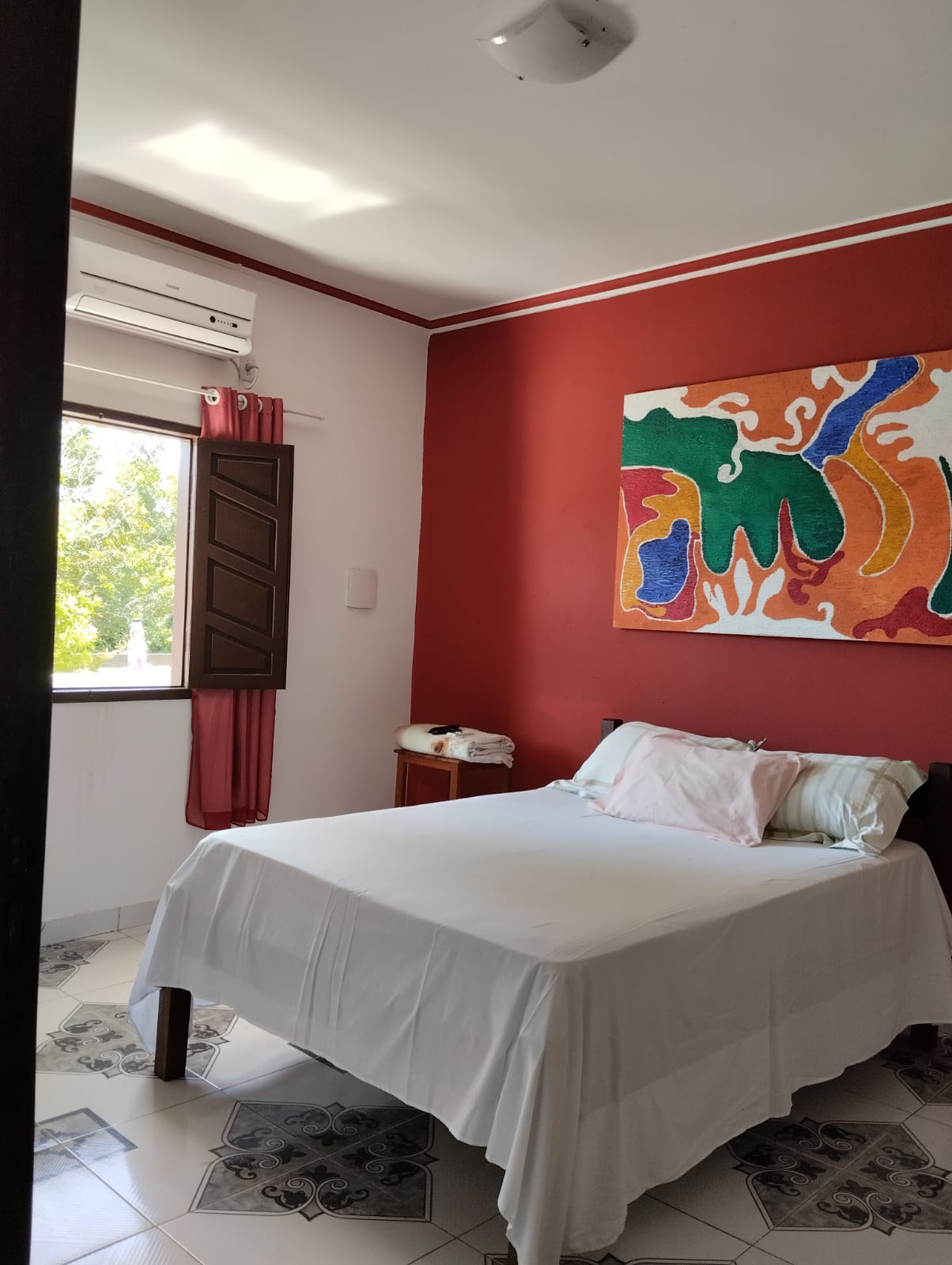 Quarto com ar-condicionado e quadro decorativo