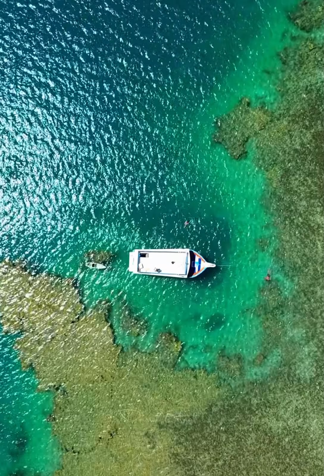 Vista aérea do barco sobre piscinas naturais