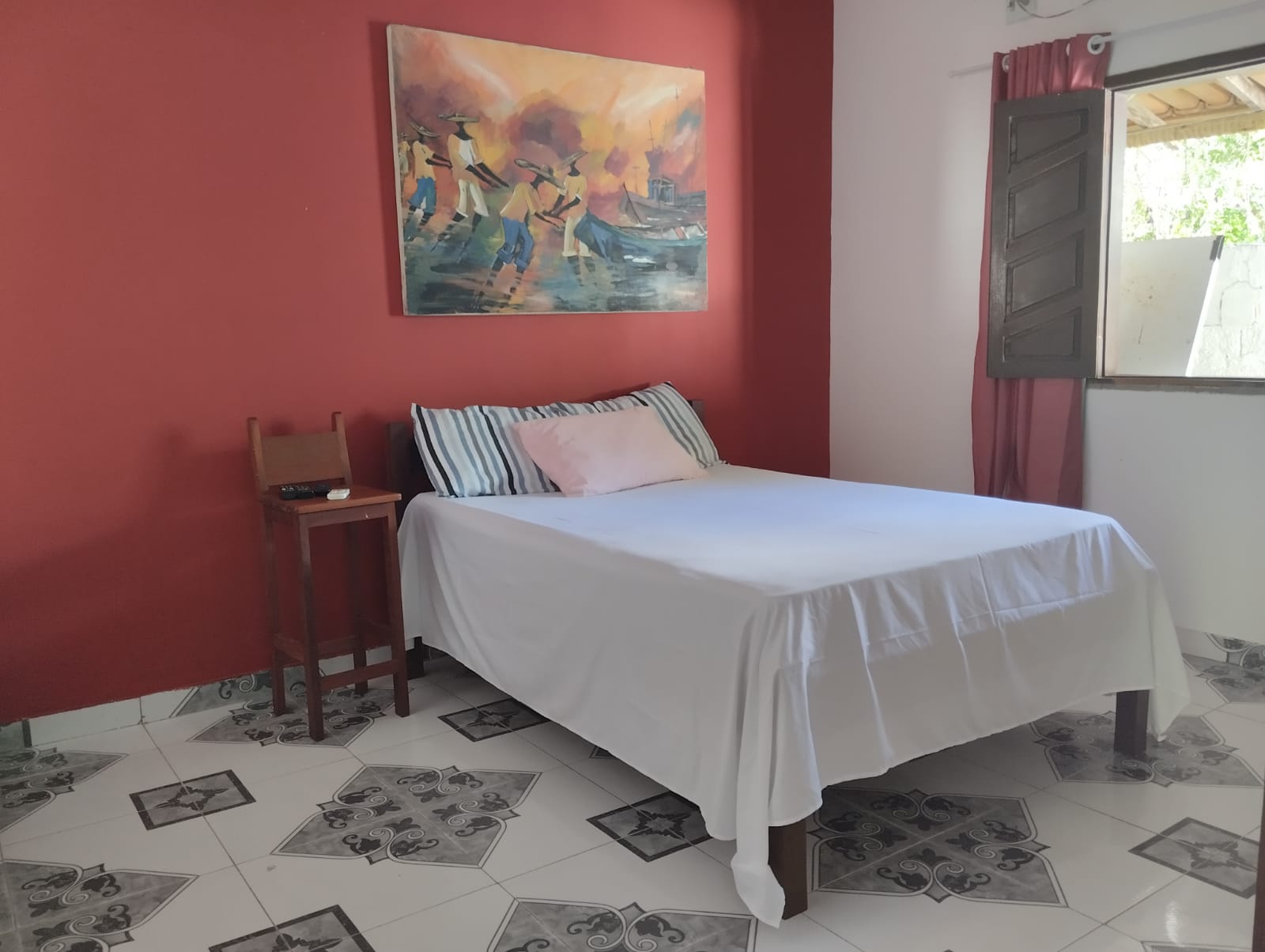 Quarto com cama de casal e parede em destaque