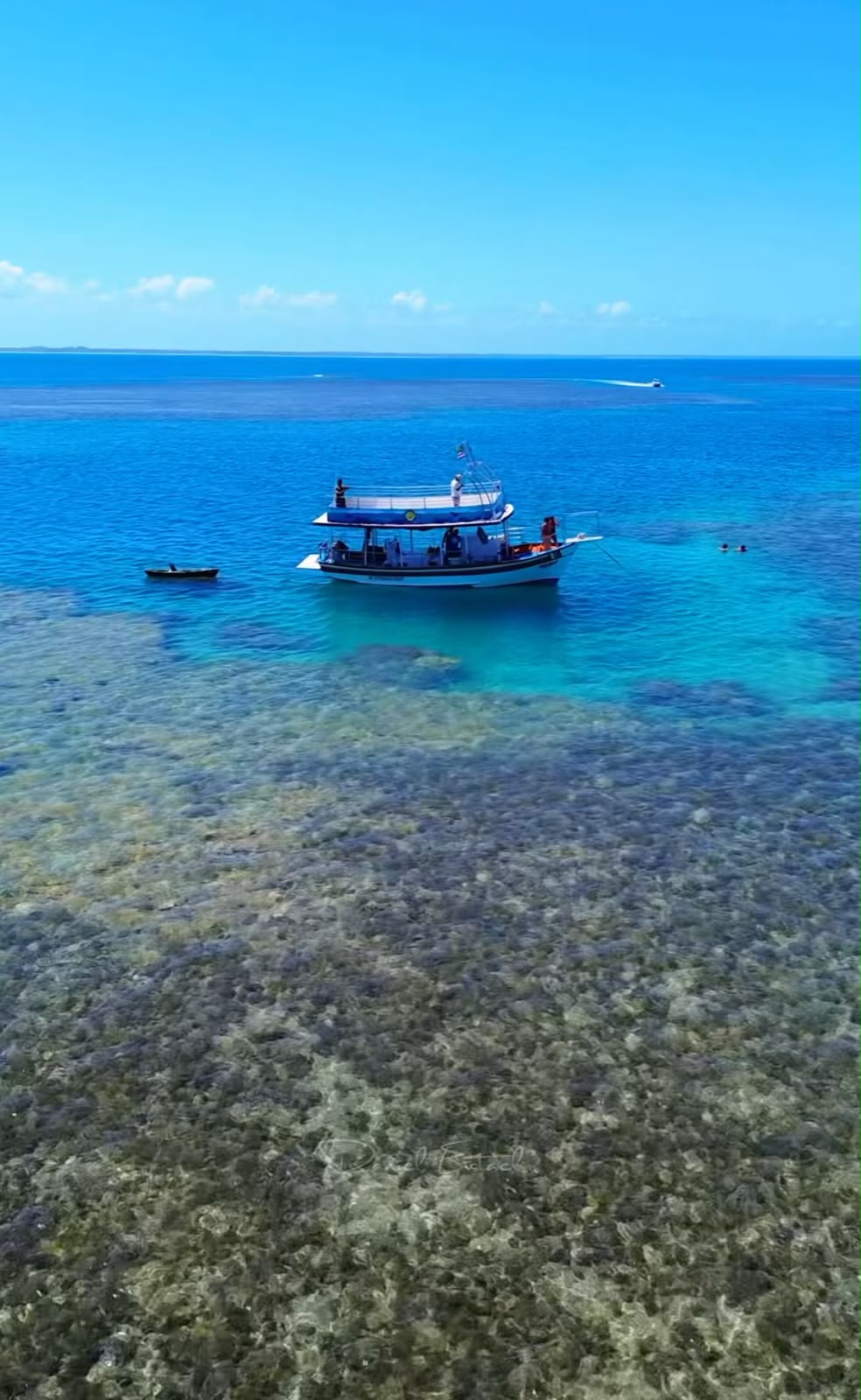 Embarcação ancorada sobre recifes de Corumbau