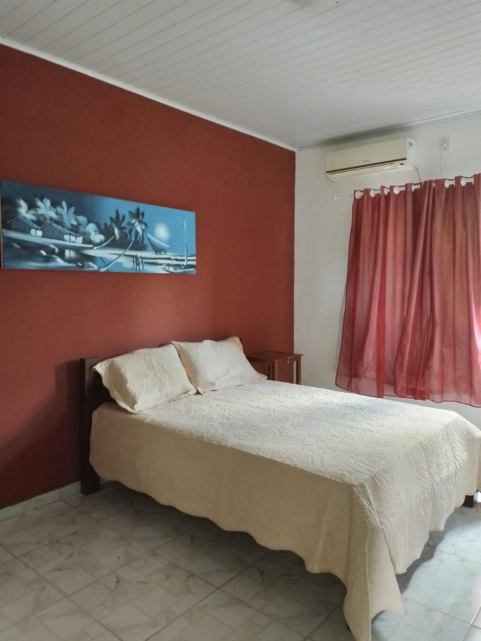Quarto aconchegante com decoração litorânea